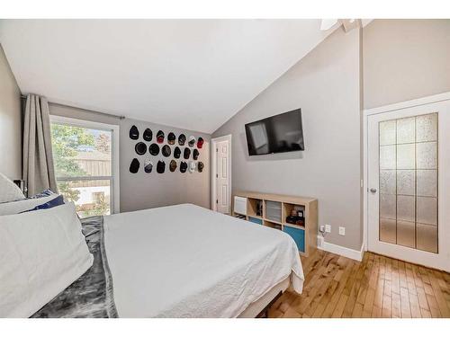 428 Brae Glen Crescent Sw, Calgary, AB - Indoor Photo Showing Bedroom