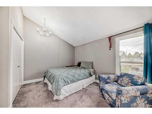 428 Brae Glen Crescent Sw, Calgary, AB - Indoor Photo Showing Bedroom