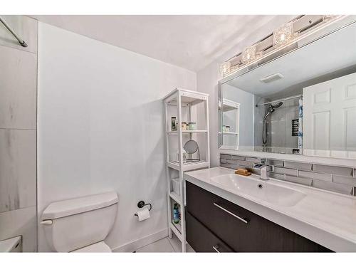 428 Brae Glen Crescent Sw, Calgary, AB - Indoor Photo Showing Bathroom