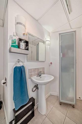 428 Brae Glen Crescent Sw, Calgary, AB - Indoor Photo Showing Bathroom