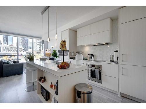 225-615 6 Avenue Se, Calgary, AB - Indoor Photo Showing Kitchen With Upgraded Kitchen