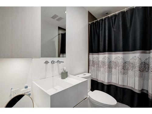 225-615 6 Avenue Se, Calgary, AB - Indoor Photo Showing Bathroom