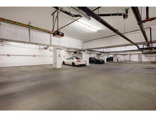 225-615 6 Avenue Se, Calgary, AB - Indoor Photo Showing Garage