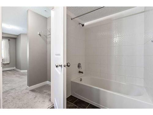 1310-81 Legacy Boulevard Se, Calgary, AB - Indoor Photo Showing Bathroom