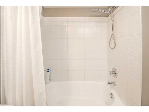 4507-4641 128 Avenue Ne, Calgary, AB - Indoor Photo Showing Bathroom