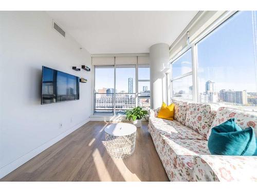 1102-1122 3 Street Se, Calgary, AB - Indoor Photo Showing Living Room