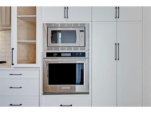 2033 32 Avenue Sw, Calgary, AB - Indoor Photo Showing Kitchen