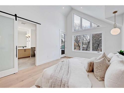 2033 32 Avenue Sw, Calgary, AB - Indoor Photo Showing Bedroom