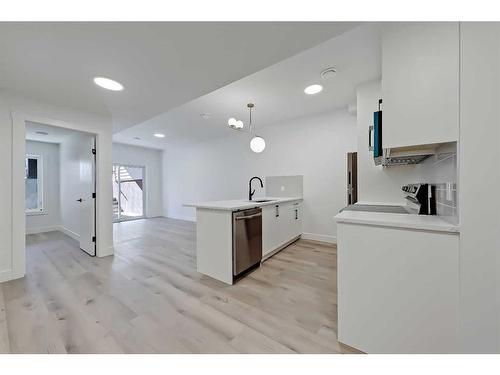 2033 32 Avenue Sw, Calgary, AB - Indoor Photo Showing Kitchen