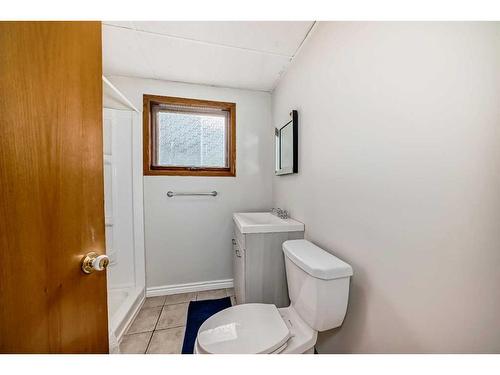 27 Barner Avenue, Red Deer, AB - Indoor Photo Showing Bathroom