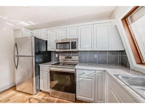 27 Barner Avenue, Red Deer, AB - Indoor Photo Showing Kitchen