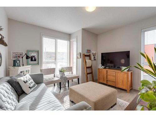 7024 34 Avenue Nw, Calgary, AB - Indoor Photo Showing Living Room