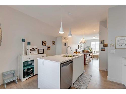 7024 34 Avenue Nw, Calgary, AB - Indoor Photo Showing Kitchen