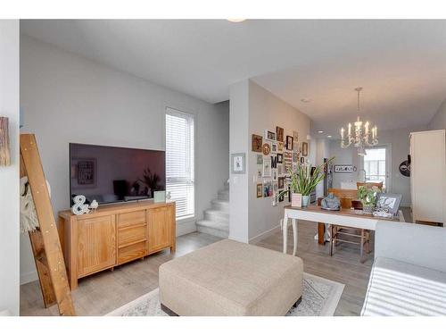 7024 34 Avenue Nw, Calgary, AB - Indoor Photo Showing Living Room