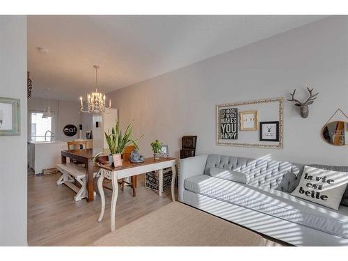 7024 34 Avenue Nw, Calgary, AB - Indoor Photo Showing Living Room