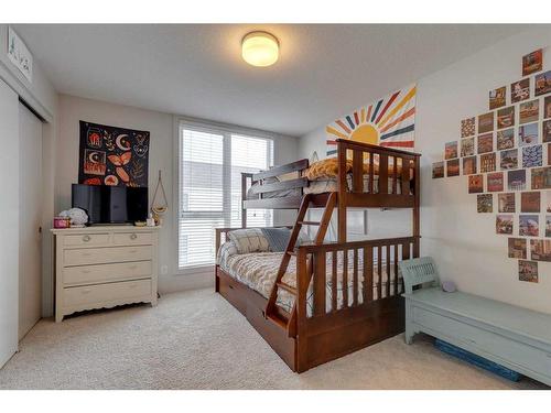 7024 34 Avenue Nw, Calgary, AB - Indoor Photo Showing Bedroom