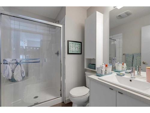 7024 34 Avenue Nw, Calgary, AB - Indoor Photo Showing Bathroom