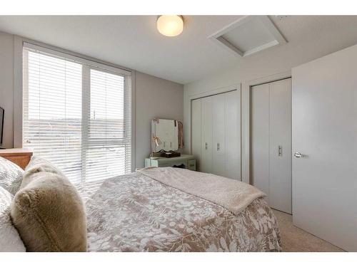 7024 34 Avenue Nw, Calgary, AB - Indoor Photo Showing Bedroom