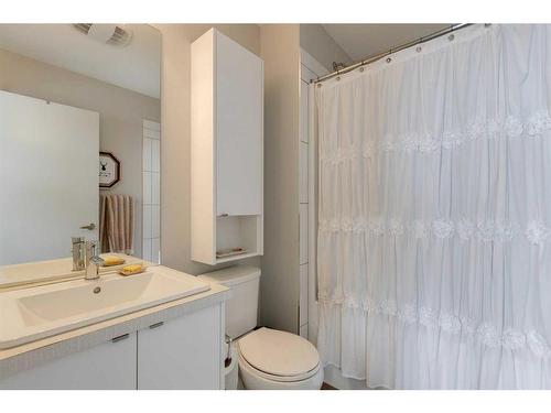 7024 34 Avenue Nw, Calgary, AB - Indoor Photo Showing Bathroom