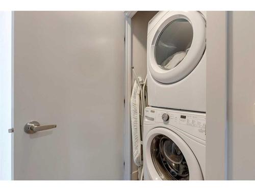 7024 34 Avenue Nw, Calgary, AB - Indoor Photo Showing Laundry Room