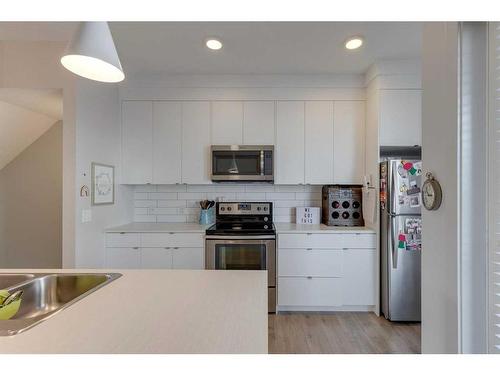 7024 34 Avenue Nw, Calgary, AB - Indoor Photo Showing Kitchen