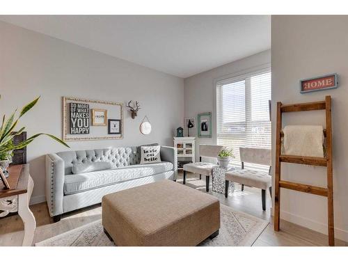 7024 34 Avenue Nw, Calgary, AB - Indoor Photo Showing Living Room