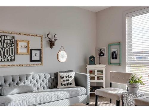 7024 34 Avenue Nw, Calgary, AB - Indoor Photo Showing Living Room