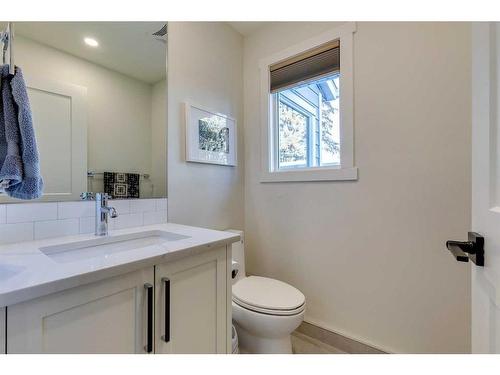 1128 Lake Sylvan Drive Se, Calgary, AB - Indoor Photo Showing Bathroom