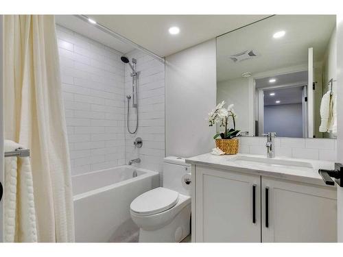 1128 Lake Sylvan Drive Se, Calgary, AB - Indoor Photo Showing Bathroom