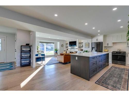 1128 Lake Sylvan Drive Se, Calgary, AB - Indoor Photo Showing Kitchen