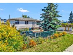 4632 85 Street NW Calgary, AB T3B 2R7