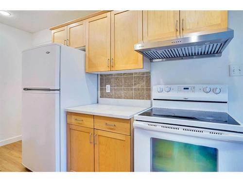 4-6147 Buckthorn Road Nw, Calgary, AB - Indoor Photo Showing Kitchen