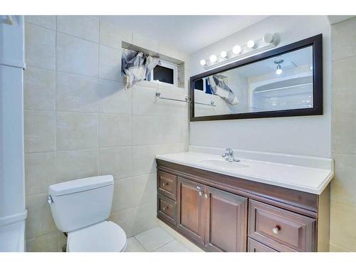 4-6147 Buckthorn Road Nw, Calgary, AB - Indoor Photo Showing Bathroom