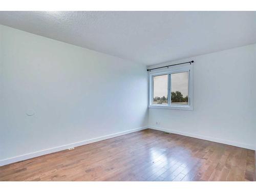 4-6147 Buckthorn Road Nw, Calgary, AB - Indoor Photo Showing Other Room