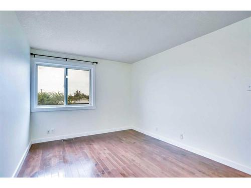 4-6147 Buckthorn Road Nw, Calgary, AB - Indoor Photo Showing Other Room