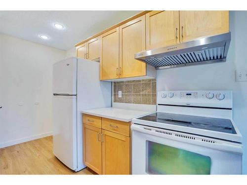 4-6147 Buckthorn Road Nw, Calgary, AB - Indoor Photo Showing Kitchen