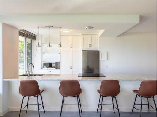 203-3204 Rideau Place Sw, Calgary, AB - Indoor Photo Showing Kitchen