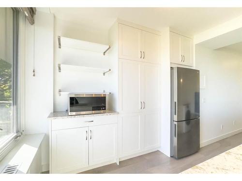 203-3204 Rideau Place Sw, Calgary, AB - Indoor Photo Showing Kitchen