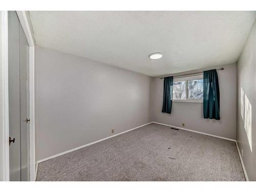 522 43 Street Se, Calgary, AB - Indoor Photo Showing Other Room