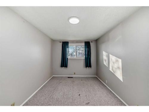 522 43 Street Se, Calgary, AB - Indoor Photo Showing Other Room