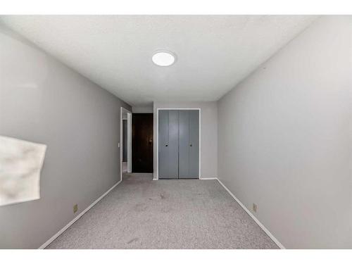 522 43 Street Se, Calgary, AB - Indoor Photo Showing Other Room