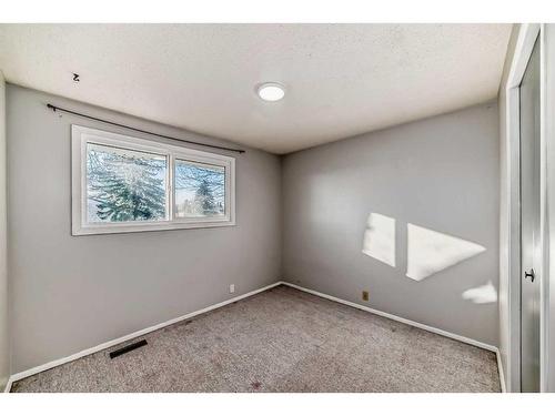 522 43 Street Se, Calgary, AB - Indoor Photo Showing Other Room