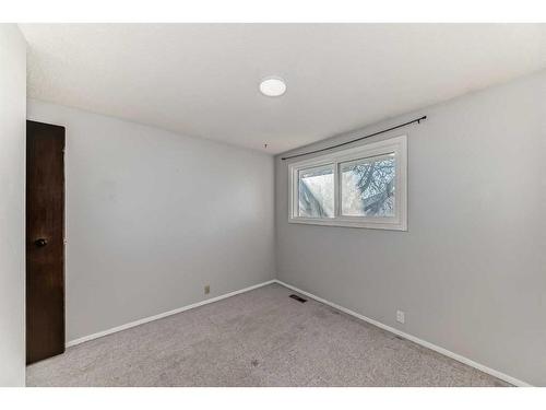 522 43 Street Se, Calgary, AB - Indoor Photo Showing Other Room