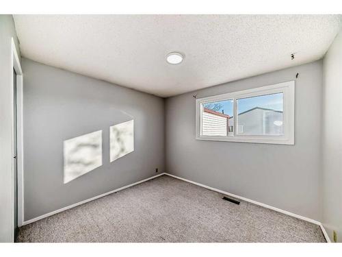 522 43 Street Se, Calgary, AB - Indoor Photo Showing Other Room