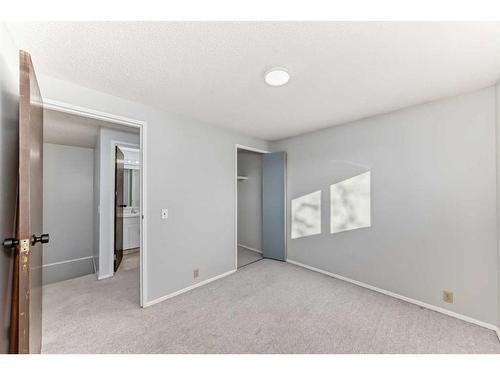 522 43 Street Se, Calgary, AB - Indoor Photo Showing Other Room