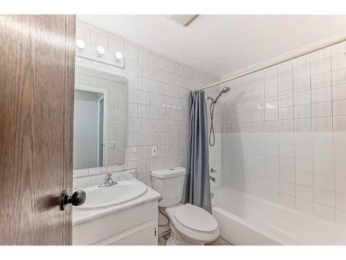 522 43 Street Se, Calgary, AB - Indoor Photo Showing Bathroom