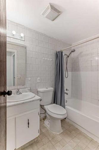 522 43 Street Se, Calgary, AB - Indoor Photo Showing Bathroom