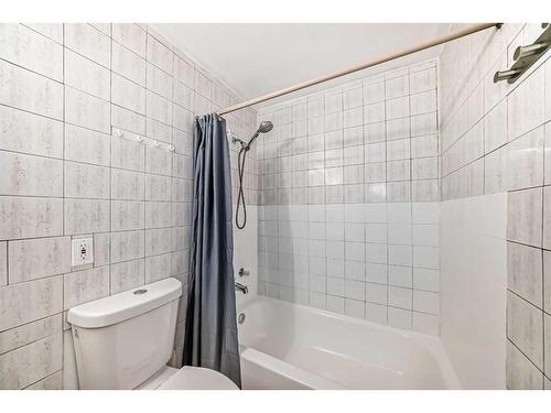 522 43 Street Se, Calgary, AB - Indoor Photo Showing Bathroom