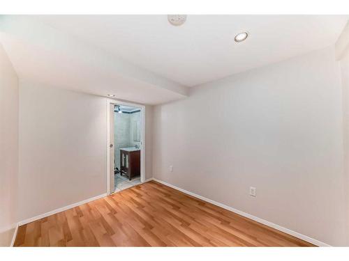 522 43 Street Se, Calgary, AB - Indoor Photo Showing Other Room