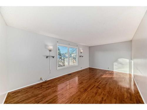 522 43 Street Se, Calgary, AB - Indoor Photo Showing Other Room